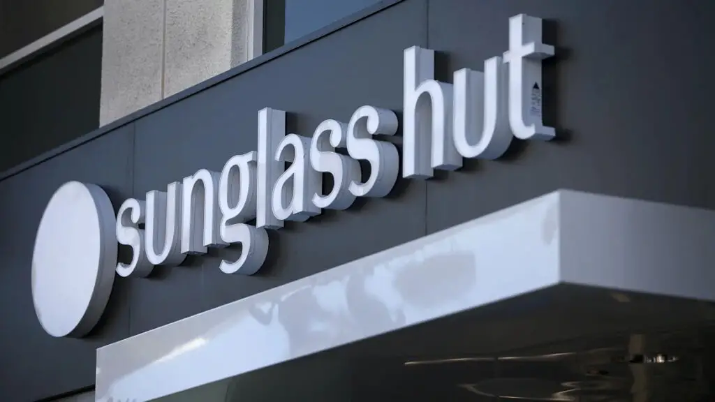  Sunglass Hut robbery allegation