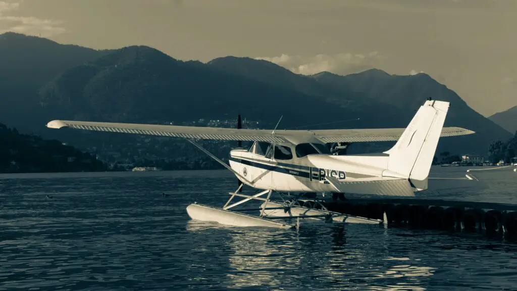 This viral video shows a seaplane crash into a passenger boat in Vancouver, B.C.