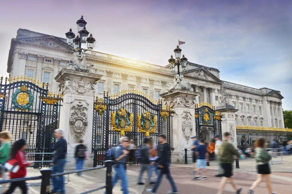 Due to posted signage and warnings, when a royal horse bites a tourist, liability typically falls on the tourist 